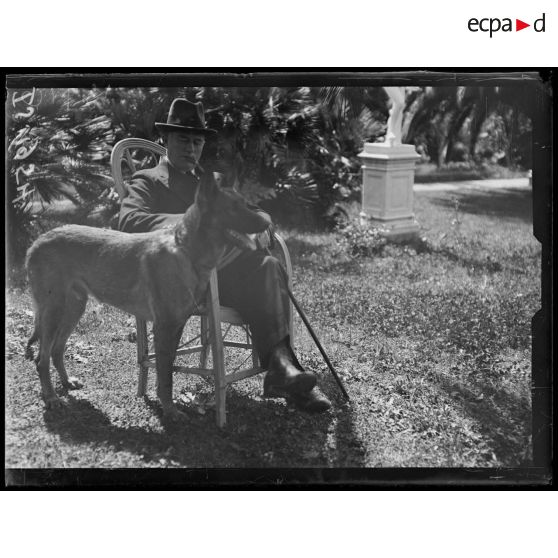 Cannes. Mr Davison, président de la Croix Rouge américaine dans les jardins de la villa. [légende d'origine]