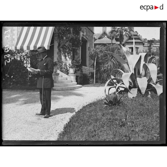 Cannes. Mr Davison, président de la Croix Rouge américaine dans les jardins de la villa. [légende d'origine]