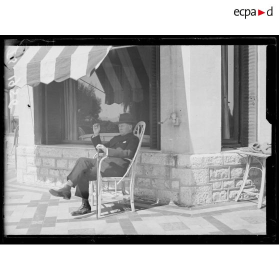 Cannes. Mr Davison, président de la Croix Rouge américaine dans les jardins de la villa. [légende d'origine]
