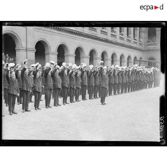 [Invalides. Marins anglais en visite.] [légende d'origine]