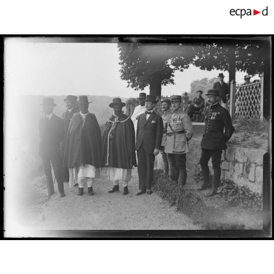 Villacoublay, Seine et Oise. Visite de la mission Abyssine. [légende d'origine]