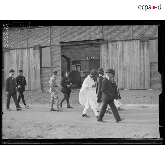 Villacoublay, Seine et Oise. Présentation du pilote Nungesser. [légende d'origine]