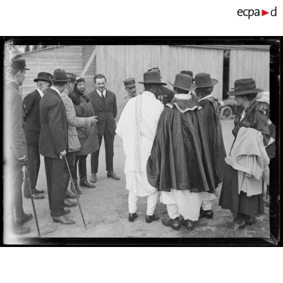 Villacoublay, Seine et Oise. La mission abyssine suit le vol d'un avion. [légende d'origine]