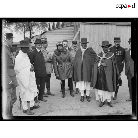 Villacoublay, Seine et Oise. La mission abyssine au camp d'aviation. [légende d'origine]