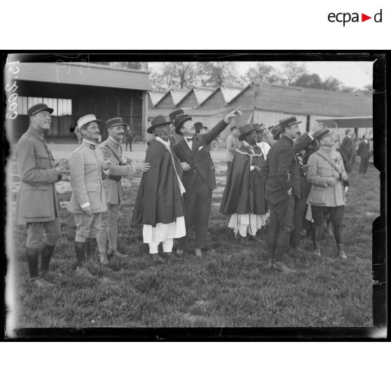 Villacoublay, Seine et Oise. La mission abyssine au camp d'aviation. [légende d'origine]