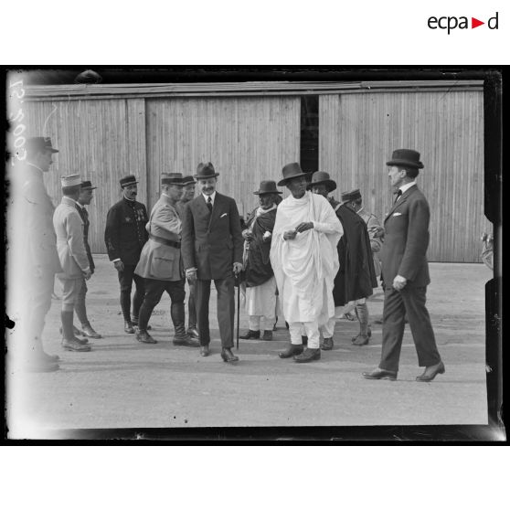 Villacoublay, Seine et Oise. La mission abyssine au camp d'aviation. [légende d'origine]