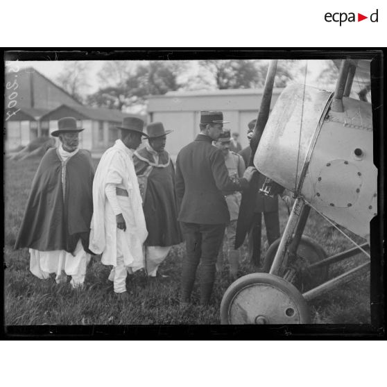 Villacoublay, Seine et Oise. La mission abyssine. L'arrivée d'un avion. [légende d'origine]