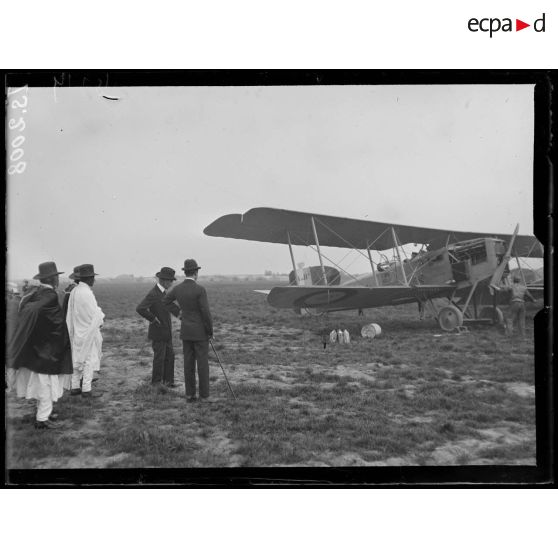 Villacoublay, Seine et Oise. La mission abyssine. L'arrivée d'un avion. [légende d'origine]