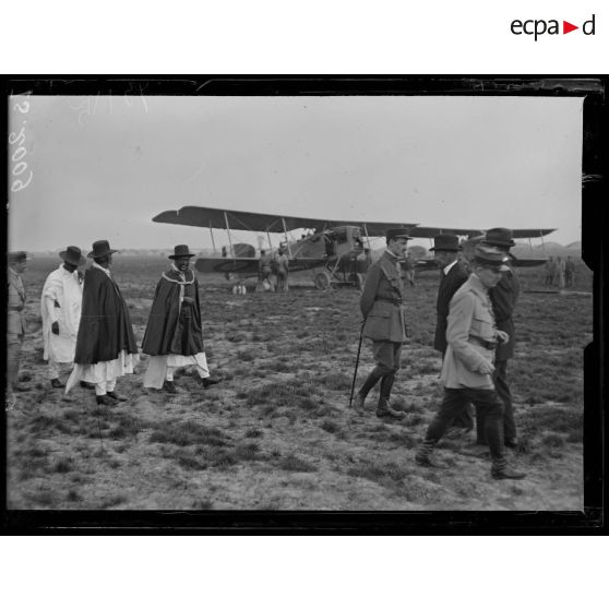 Villacoublay, Seine et Oise. La mission abyssine visitant le camp d'aviation. [légende d'origine]
