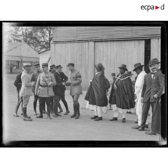 Villacoublay, Seine et Oise. La mission abyssine prennant congé des officiers du camp d'aviation. [légende d'origine]