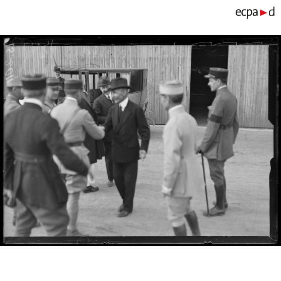 Villacoublay, Seine et Oise. La mission abyssine au camp d'aviation. [légende d'origine]