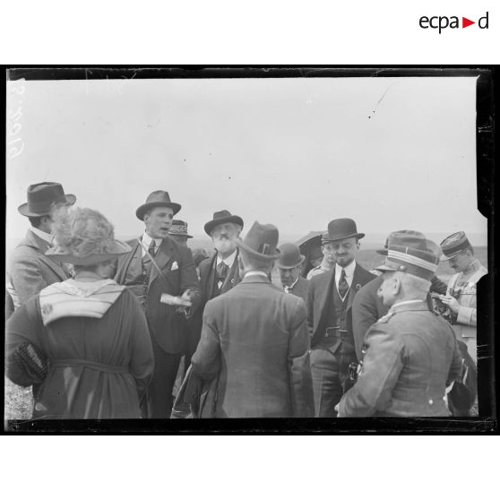 Bligny. Délégation Franco-Italienne. Le colonel Ricioti Garibaldi explique la bataille. [légende d'origine]