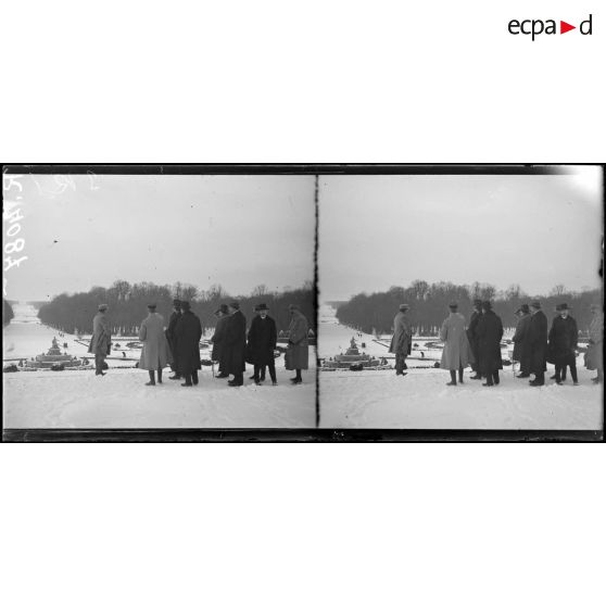 Versailles. Visite de la mission américaine (ravitaillement) aux baraquements des Pépinières. La mission dans le parc. [légende d'origine]