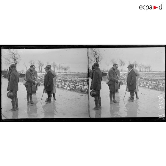 Beaumont, Georges Clemenceau examine le masque à gaz des Américains. [légende d'origine]