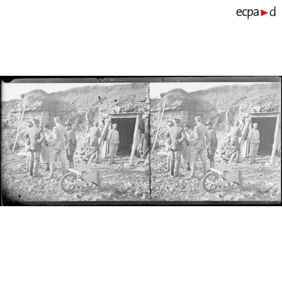 Ménil-la-Tour (Meurthe-et-Moselle), installation d'un PC américain dans une carrière, les officiers américains et français dirigeant le travail. [légende d'origine]