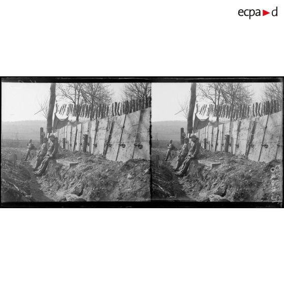 Au nord de Pont-à-Mousson (Meurthe-et-Moselle). La route de Pont-à-Mousson à Norroy barricadée. [légende d’origine]