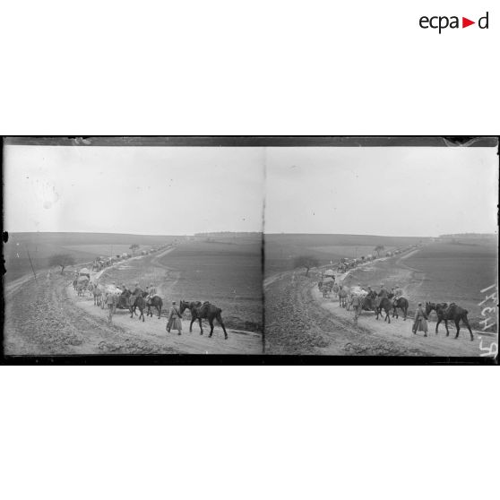 Route d’Amiens. Défilé d’artillerie. [légende d’origine]