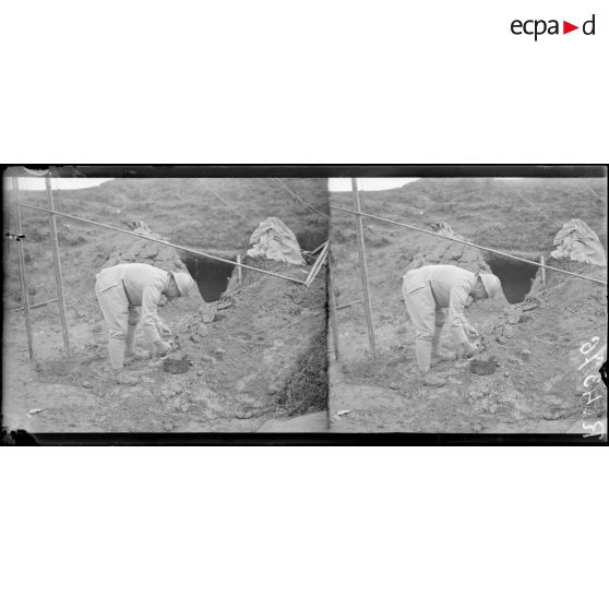 Domart-sur-la-Luce (Somme). Une cuvette de guerre. Un poilu procédant à sa toilette dans un casque allemand. [légende d’origine]