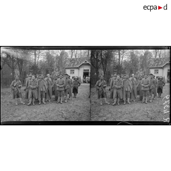 Rumigny (Somme). Prisonniers allemands de l’attaque du 18.4 (Bois Sénécat). Les officiers. [légende d’origine]