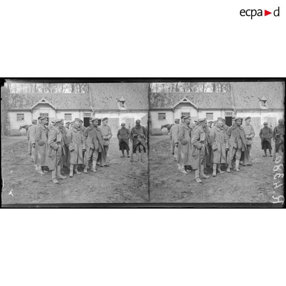 Rumigny (Somme). Prisonniers allemands de l’attaque du 18.4 (Bois Sénécat). Les officiers. [légende d’origine]