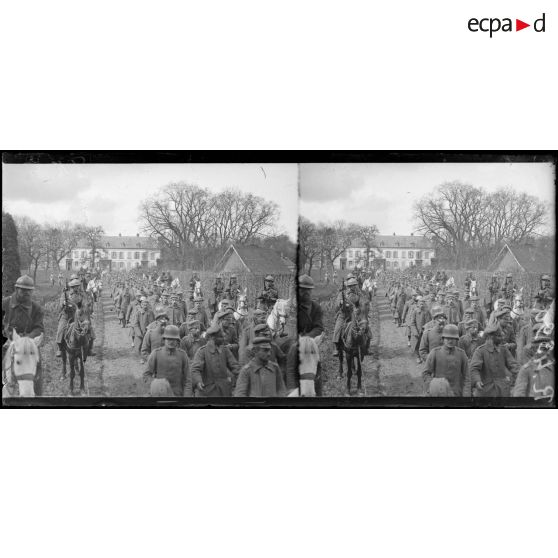 Rumigny (Somme). Prisonniers allemands de l’attaque du 18.4 (Bois Sénécat). Le départ des prisonniers. [légende d’origine]