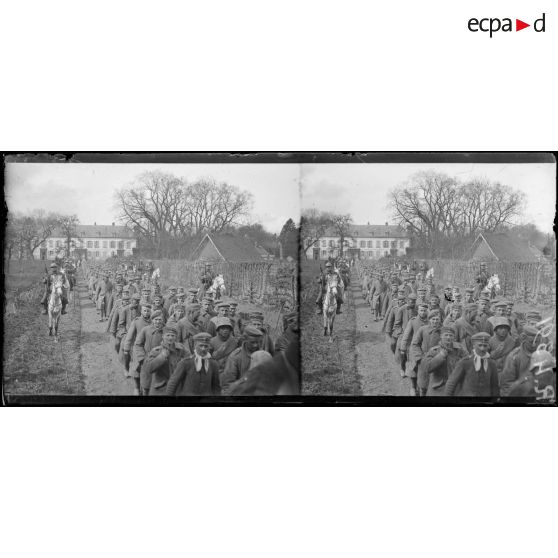 Rumigny (Somme). Prisonniers allemands de l’attaque du 18.4 (Bois Sénécat). Le départ des prisonniers. [légende d’origine]