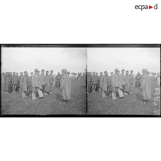 Camp de Breteuil (Oise). Le capitaine Lévy donnant des ordres aux officiers allemands. [légende d’origine]