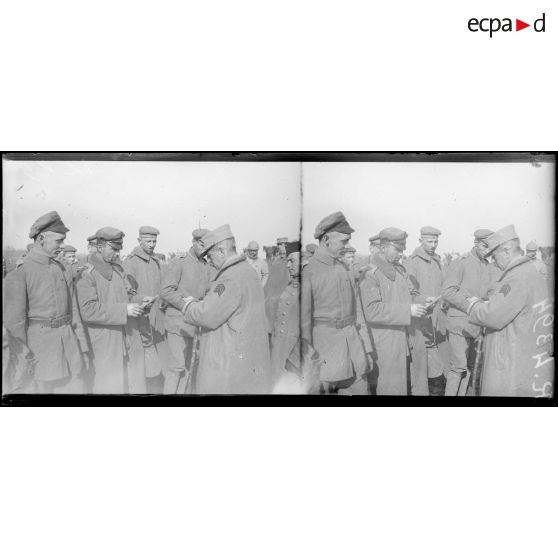 Camp de Breteuil (Oise). L’examen des papiers. [légende d’origine]