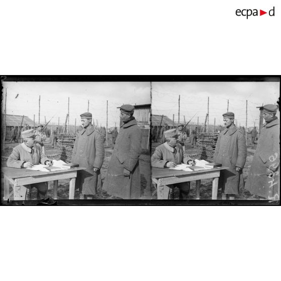 Camp de Breteuil (Oise). L’interrogatoire. [légende d’origine]
