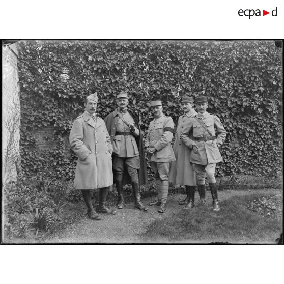 Groupe (E.M. de la 1ère Armée). Le commandant Eveillard, le capitaine de Clavières, lieutenant Rauduin, lieutenant de Montesson et le lieutenant Cerf. [légende d’origine]