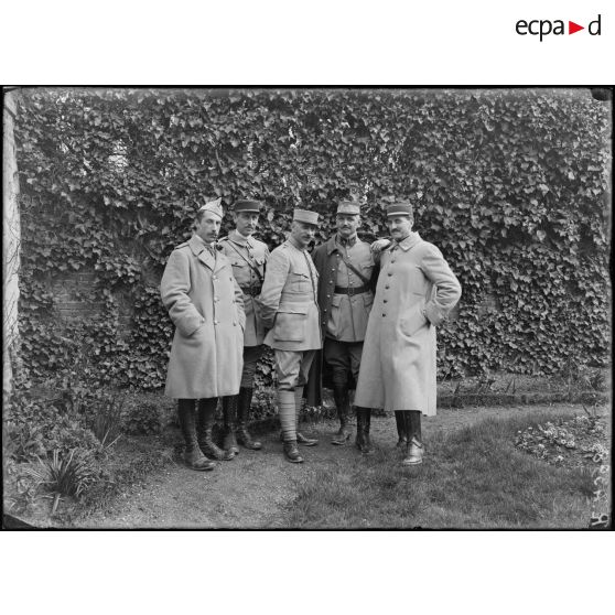 Groupe (E.M. de la 1ère Armée). Le commandant Eveillard, le capitaine de Clavières, lieutenant Rauduin, lieutenant de Montesson et le lieutenant Cerf. [légende d’origine]