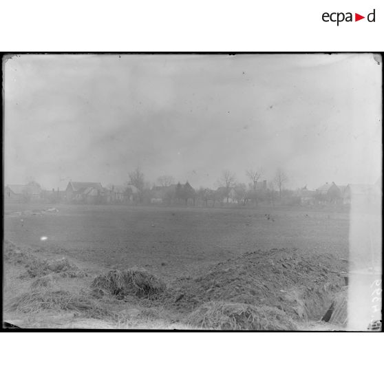 Louvrechy (Somme). Bombardement du village. Explosion d’un dépôt de munitions. [légende d’origine]