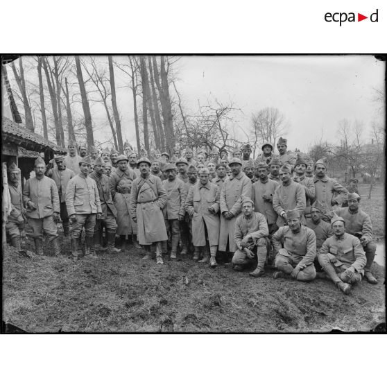 Louvrechy (Somme). La 9e compagnie du 141e d’infanterie. Capitaine Casalta qui a repris Hangard en Santerre et fait 130 prisonniers. [légende d’origine]