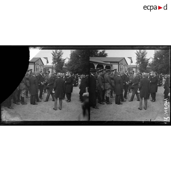 Joinville. Inauguration et remise de décorations à l'hôpital canadien (plateau de Gravelle). Arrivée de M. Poincaré. [légende d'origine]