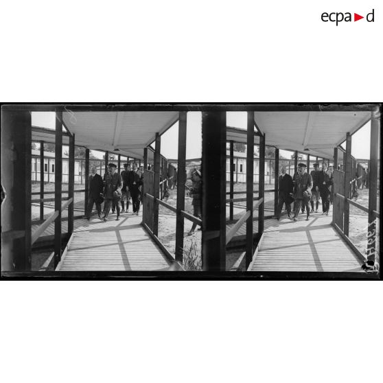 Joinville. Inauguration et remise de décorations à l'hôpital canadien (plateau de Gravelle). Visite de l'hôpital, dans les couloirs reliant les baraques. [légende d'origine]