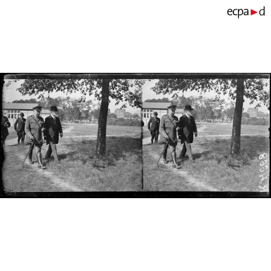 Joinville. Inauguration et remise de décorations à l'hôpital canadien (plateau de Gravelle). Dans les jardins. [légende d'origine]