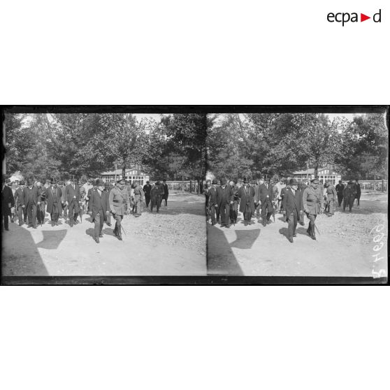 Joinville. Inauguration et remise de décorations à l'hôpital canadien (plateau de Gravelle). Le cortège. [légende d'origine]