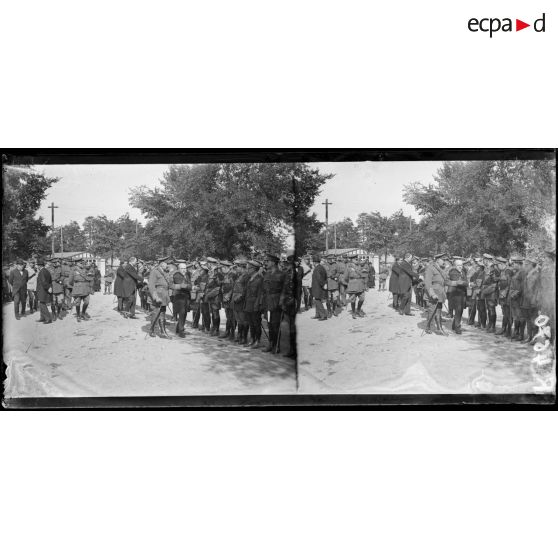 Joinville (plateau de Gravelle). . Inauguration et remise de décorations de l'hôpital canadien au gouvernement français. Présentation des troupes canadiennes au président par le colonel Beauchamp, médecin chef. [légende d'origine]