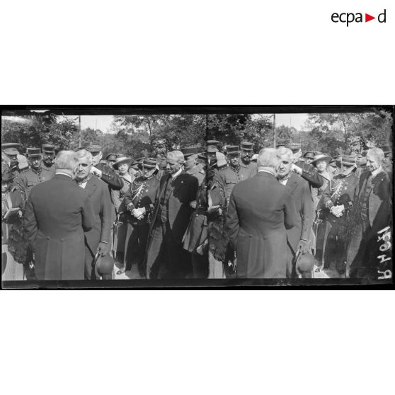 Joinville (plateau de Gravelle). . Inauguration et remise de décorations de l'hôpital canadien au gouvernement français. M. Poincaré remet la Légion d'honneur à M. Philippe Roy. [légende d'origine]