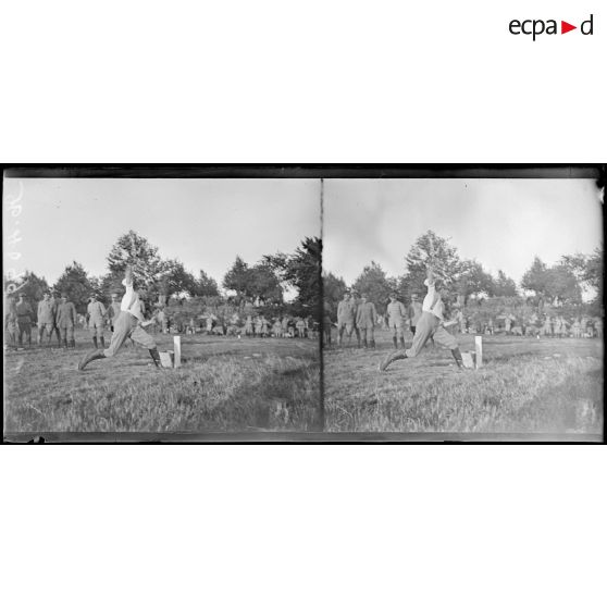 Saint-Cyr. Fête sportive. Le lancement de grenades. [légende d'origine]