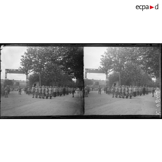 Sillé-le-Guillaume (Sarthe). Camp des troupes polonaises. Compagnie revenant de l'exercice. [légende d'origine]