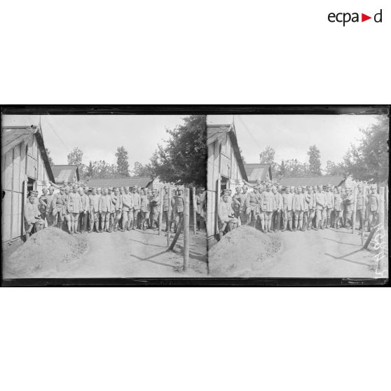 Sillé-le-Guillaume (Sarthe). Camp polonais. Devant le mess des officiers. [légende d'origine]