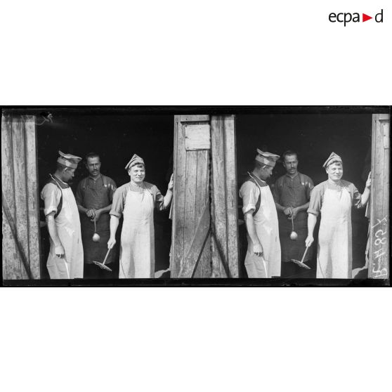 Sillé-le-Guillaume (Sarthe). Camp polonais. Le cuistot du camp et ses aides. [légende d'origine]