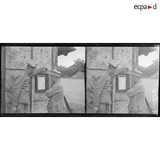 Sillé-le-Guillaume (Sarthe). Camp polonais. La lecture du communiqué. [légende d'origine]