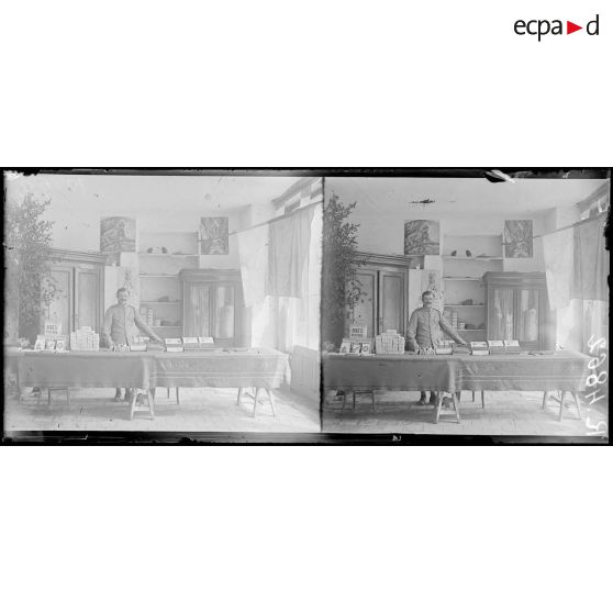 Sillé-le-Guillaume (Sarthe). En ville, le foyer polonais. Le débit de tabac. [légende d'origine]