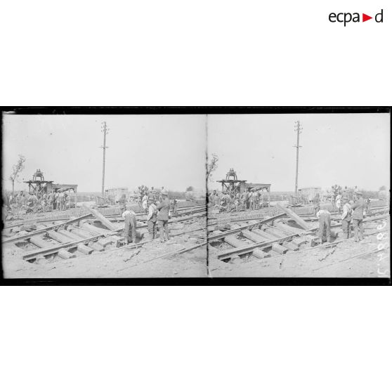 Faverolles (Aisne), prisonniers allemands travaillant à la réfection de la voie ferrée. [légende d'origine]