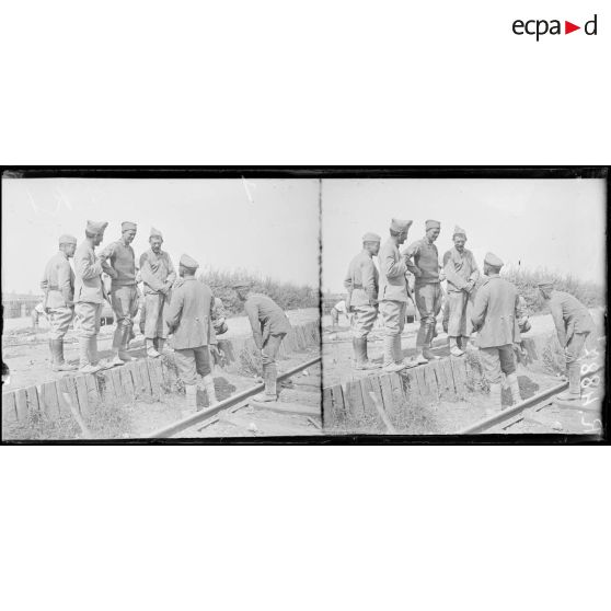 Faverolles (Aisne). Sous-officier allemand prisonnier causant avec un soldat américain et des soldats français. [légende d'origine]