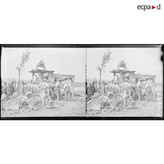 Faverolles (Aisne), prisonniers allemands  venant chercher de l'eau pour se désaltérer. [légende d'origine]