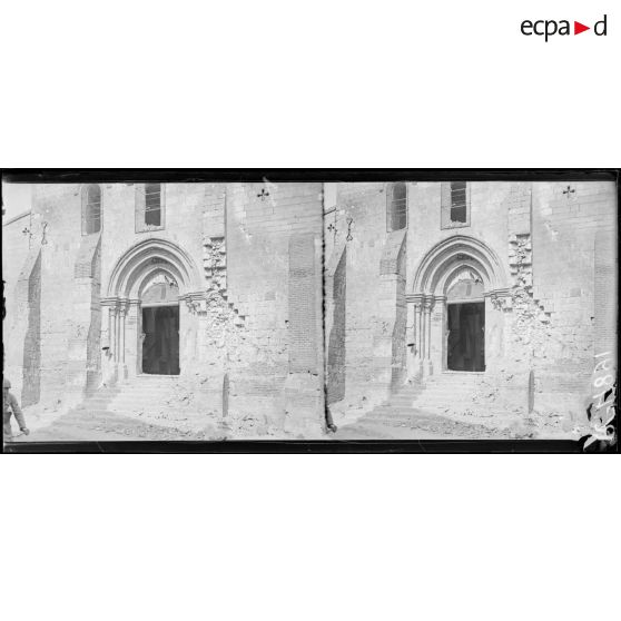 Guerbigny (Somme), le porche de l'église. [légende d'origine]