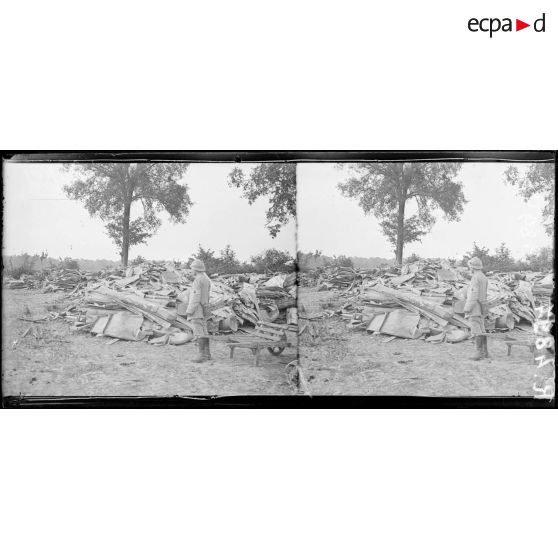 La Boissière (Somme), dépôt allemand de récupération de matériels. Gouttières provenant des villages environnants. [légende d'origine]